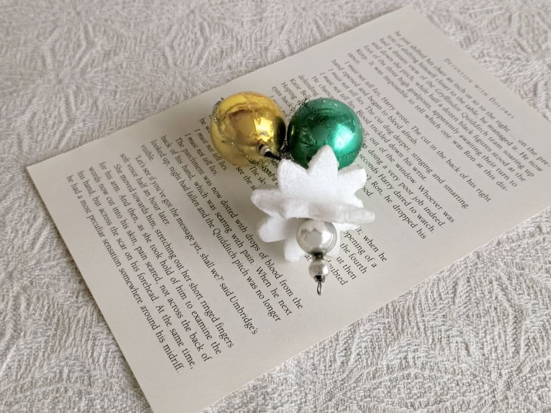 * antique beads ✳ グリーン＆イエロー 丸 オーナメント