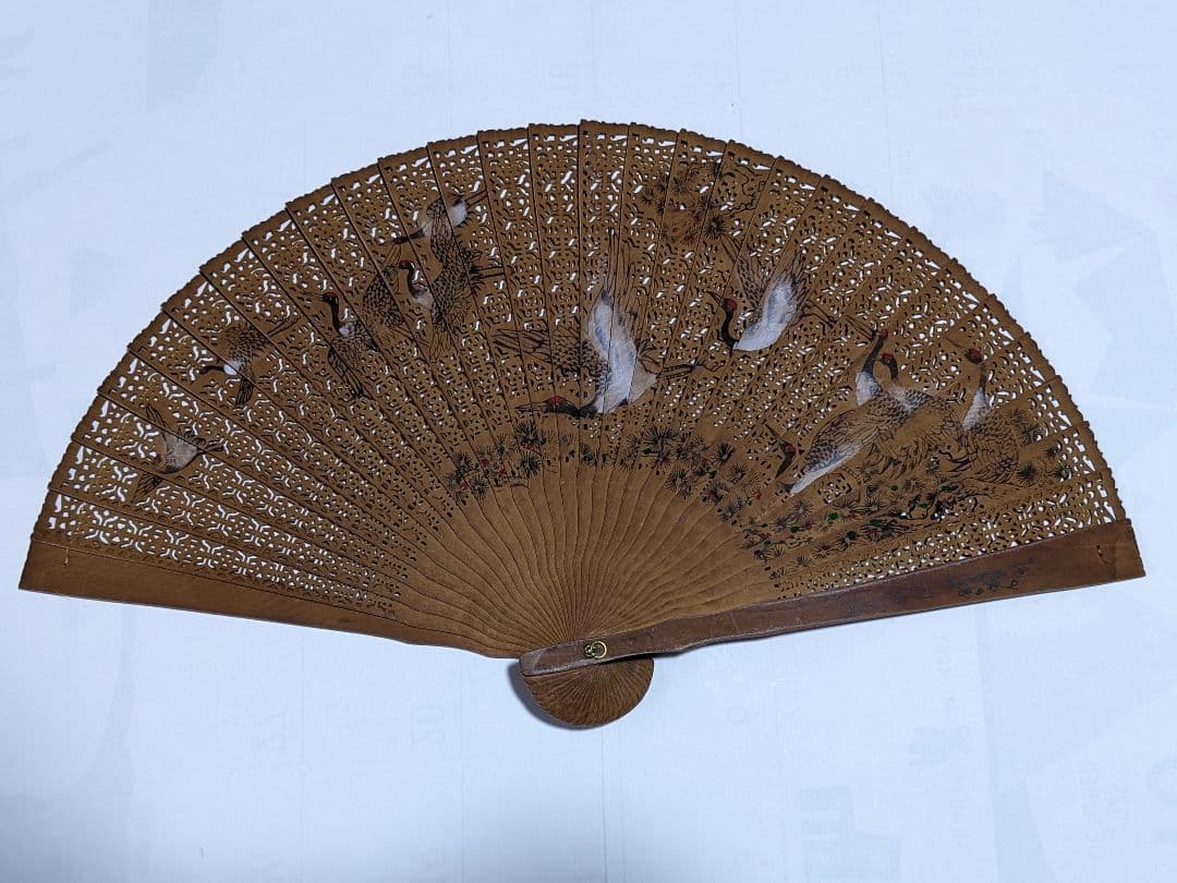 ♦中国伝統工芸美術品 松に群鶴図透かし彫り扇子 丹頂鶴 団扇 置物飾り骨董品