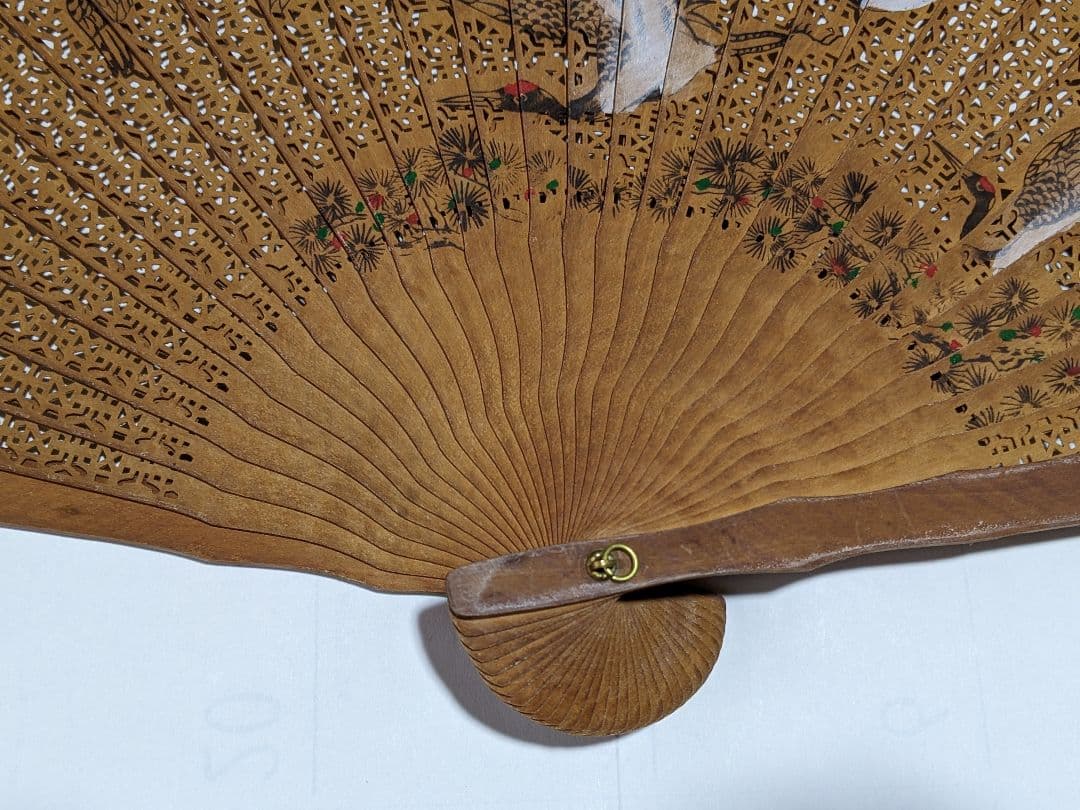 ♦中国伝統工芸美術品 松に群鶴図透かし彫り扇子 丹頂鶴 団扇 置物飾り骨董品