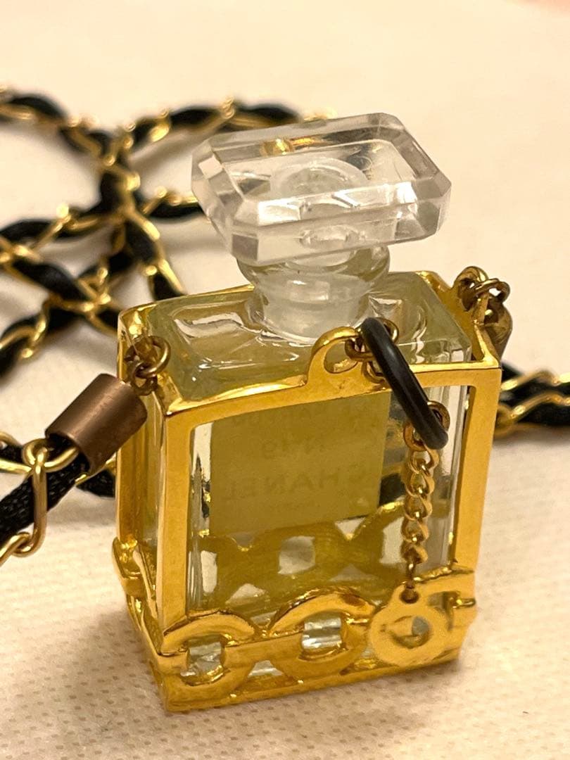 CHANEL N°19 Eau de Parfum チェーン付き