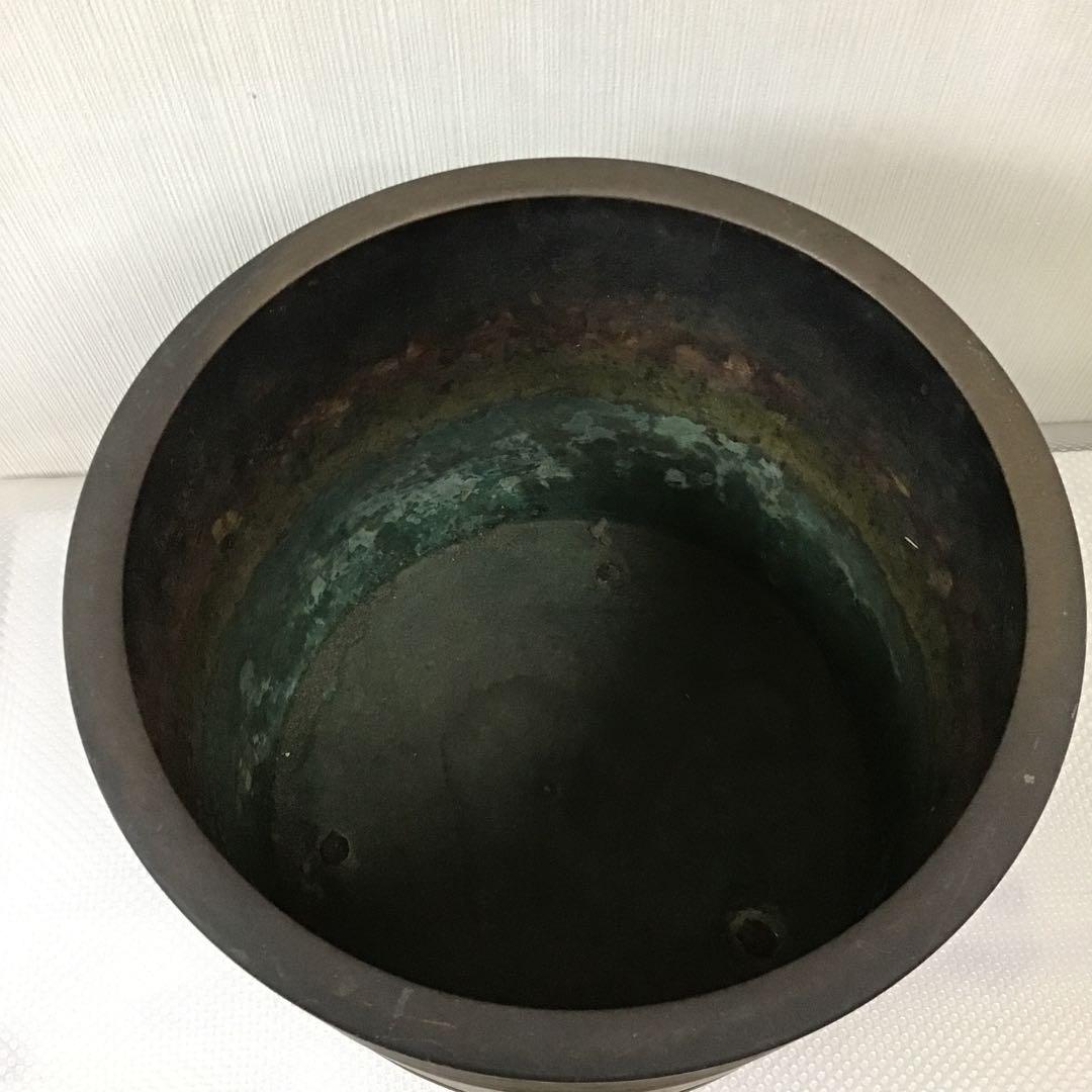 銅製　火鉢 山と建物の彫刻