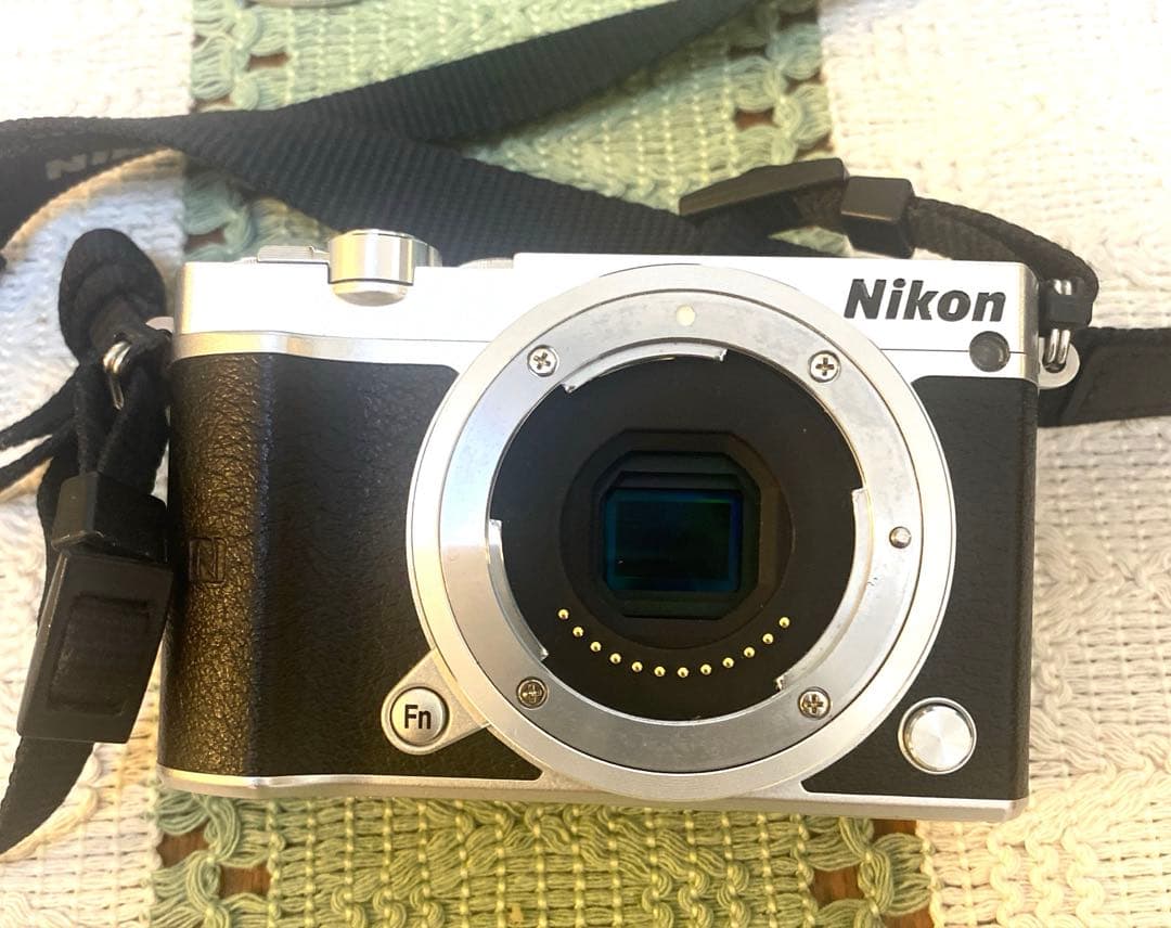 Nikon ダブルレンズ　　デジカメ 1 Ｊ５