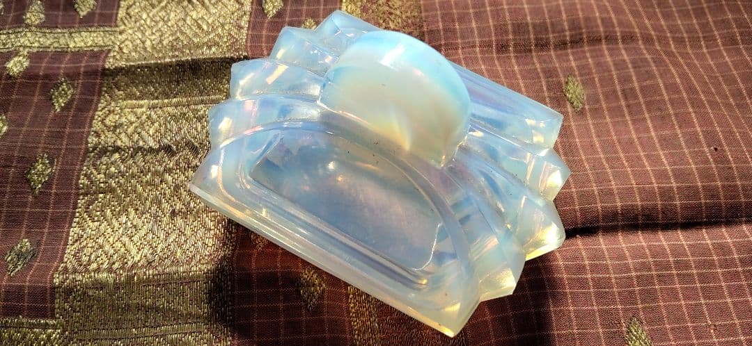乳白色ガラス製　蓋付き小物入れ