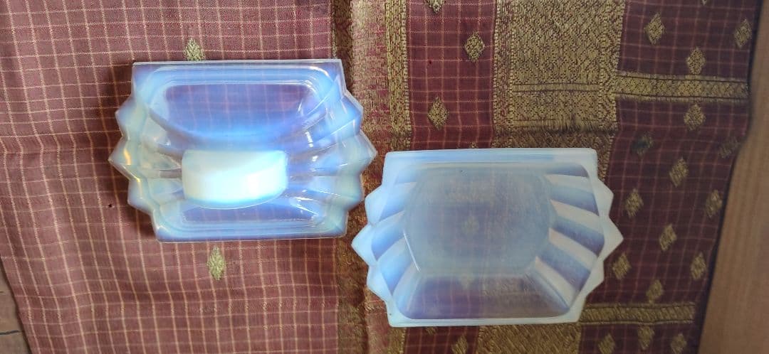 乳白色ガラス製　蓋付き小物入れ