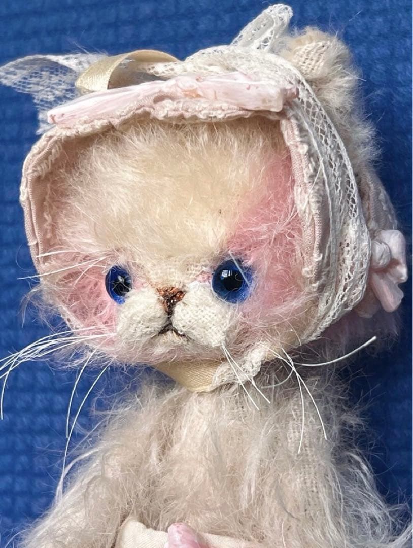 可愛らしい白猫ちゃん ぬいぐるみ アーティストベア ハンドメイド 海外作家様