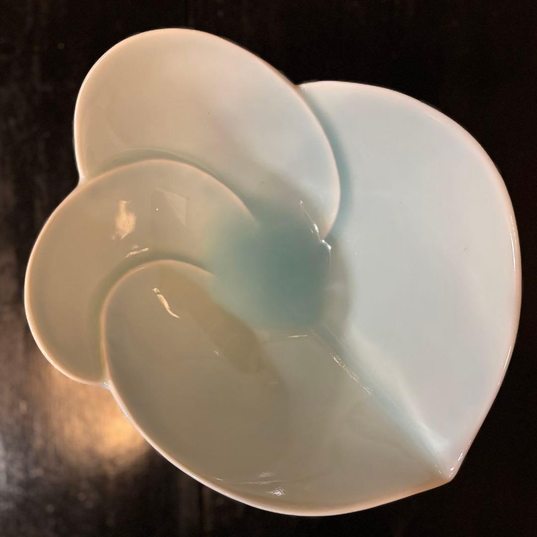 アンティーク品　大ぶり青磁鉢皿　 モダン・造形美 花モチーフ皿 4個セット