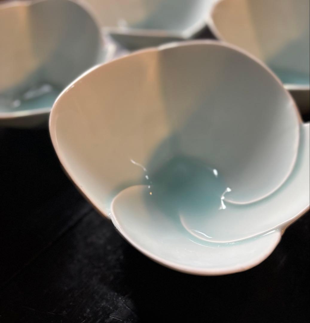 アンティーク品　大ぶり青磁鉢皿　 モダン・造形美 花モチーフ皿 4個セット