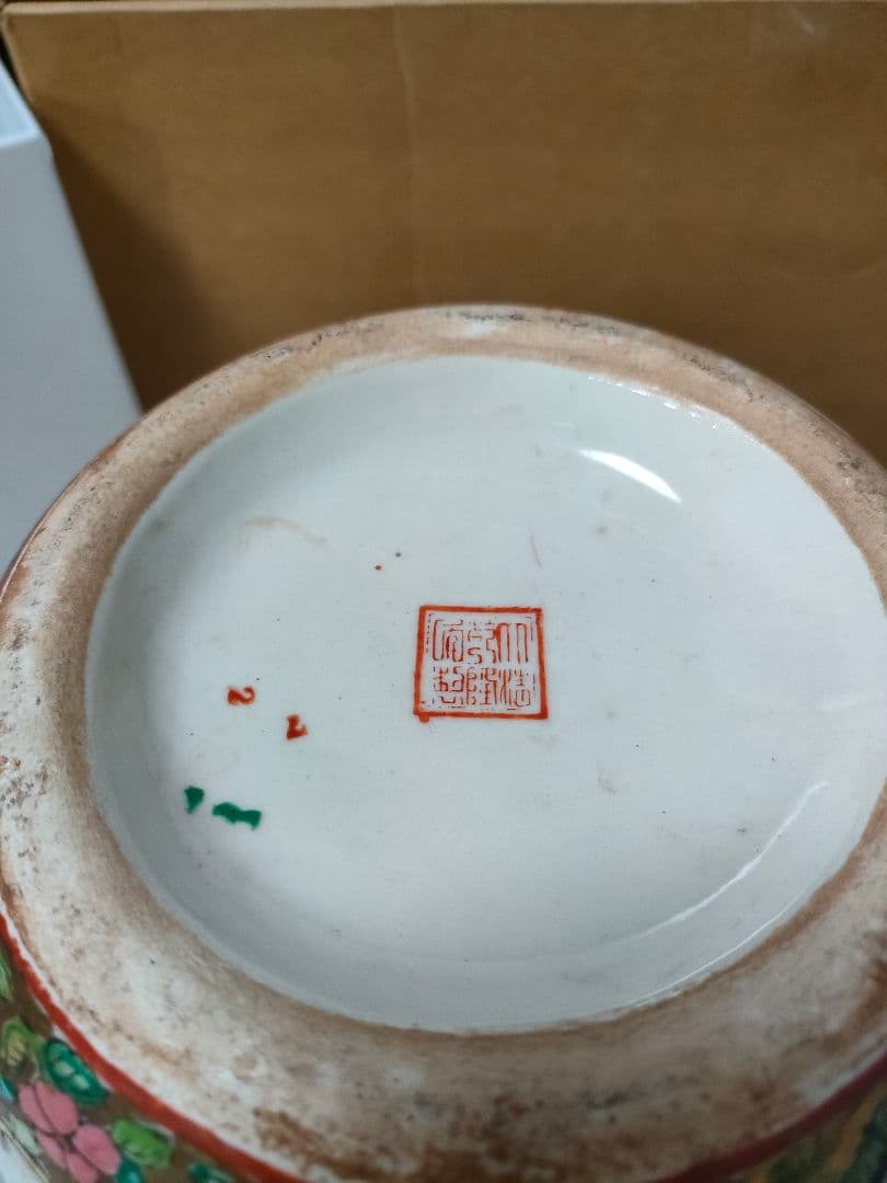 く*り様 中国美術 骨董品 壺 陶器 大清乾隆年製　粉彩人物花鳥文　金彩　金襴手