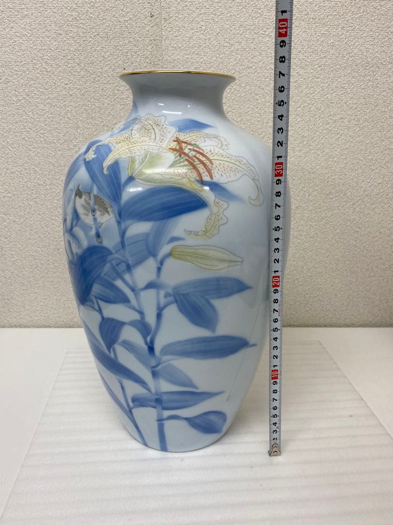 3-3290 深川製磁による百合と雀の官窯染付花瓶