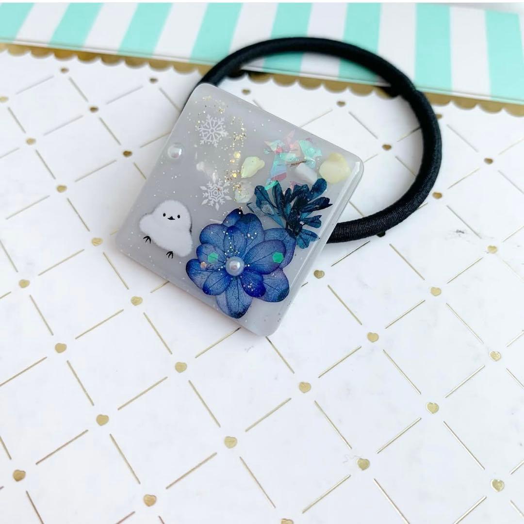 【3410】シマエナガ スクエア型ヘアゴム ユーフォルビアと紫陽花 雪の結晶