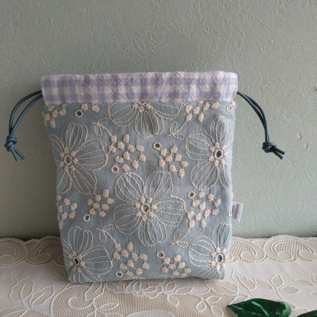 グーグー猫。マチ付巾着袋　（大きな花刺繍＊水色)