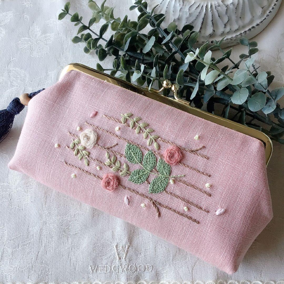 チェリーブロッサムのスコアのがま口ポーチ　手刺繍　ウール刺繍　ハンドメイド