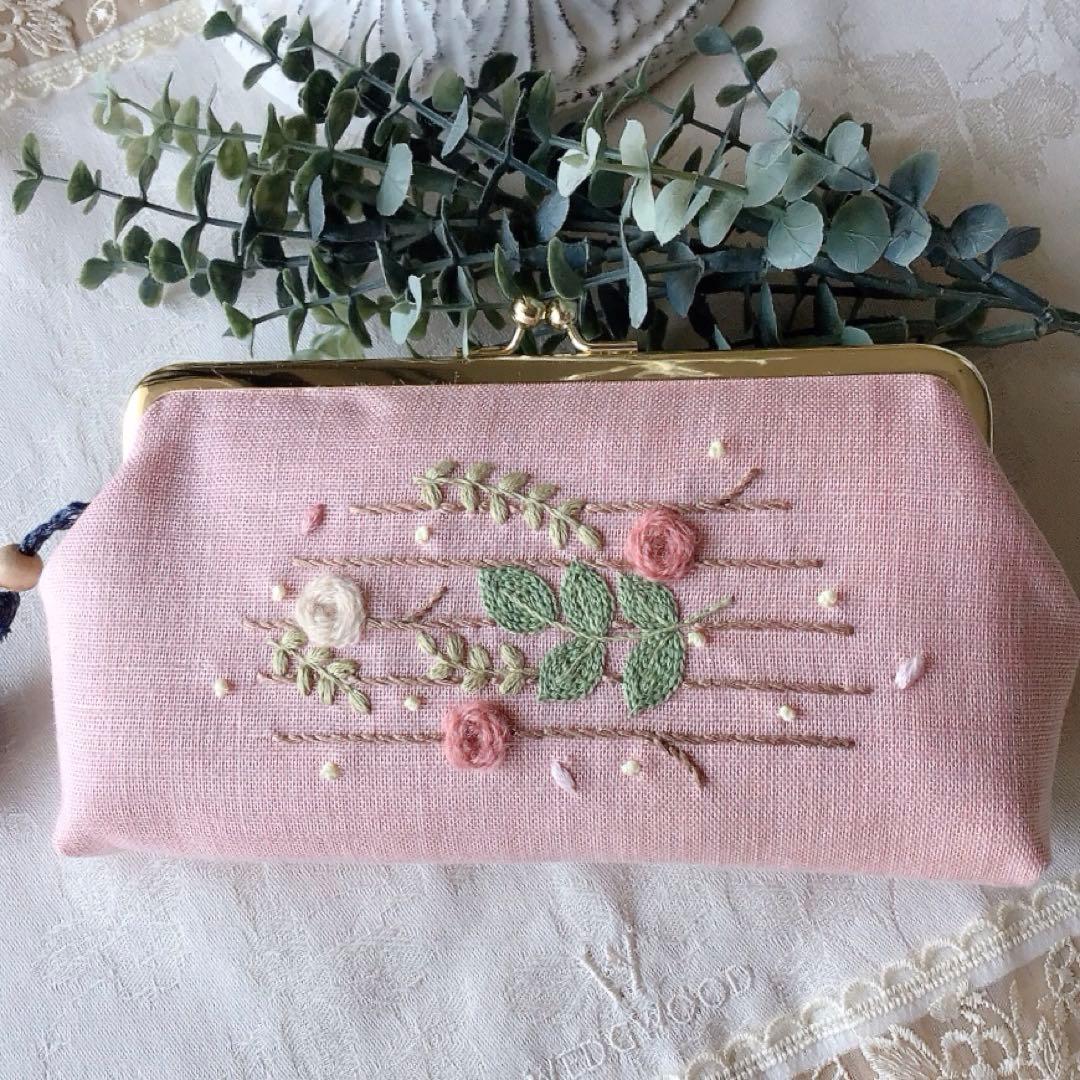 チェリーブロッサムのスコアのがま口ポーチ　手刺繍　ウール刺繍　ハンドメイド