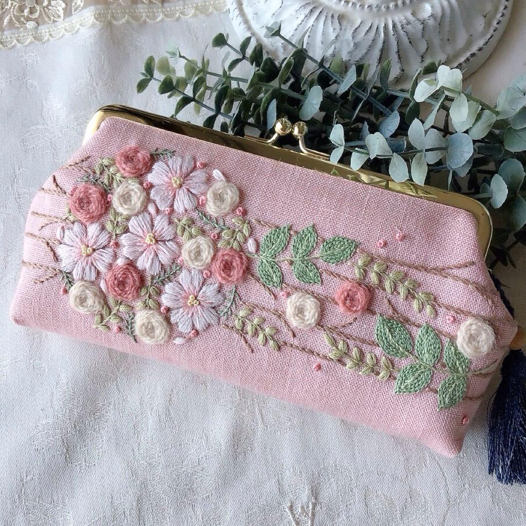 チェリーブロッサムのスコアのがま口ポーチ　手刺繍　ウール刺繍　ハンドメイド