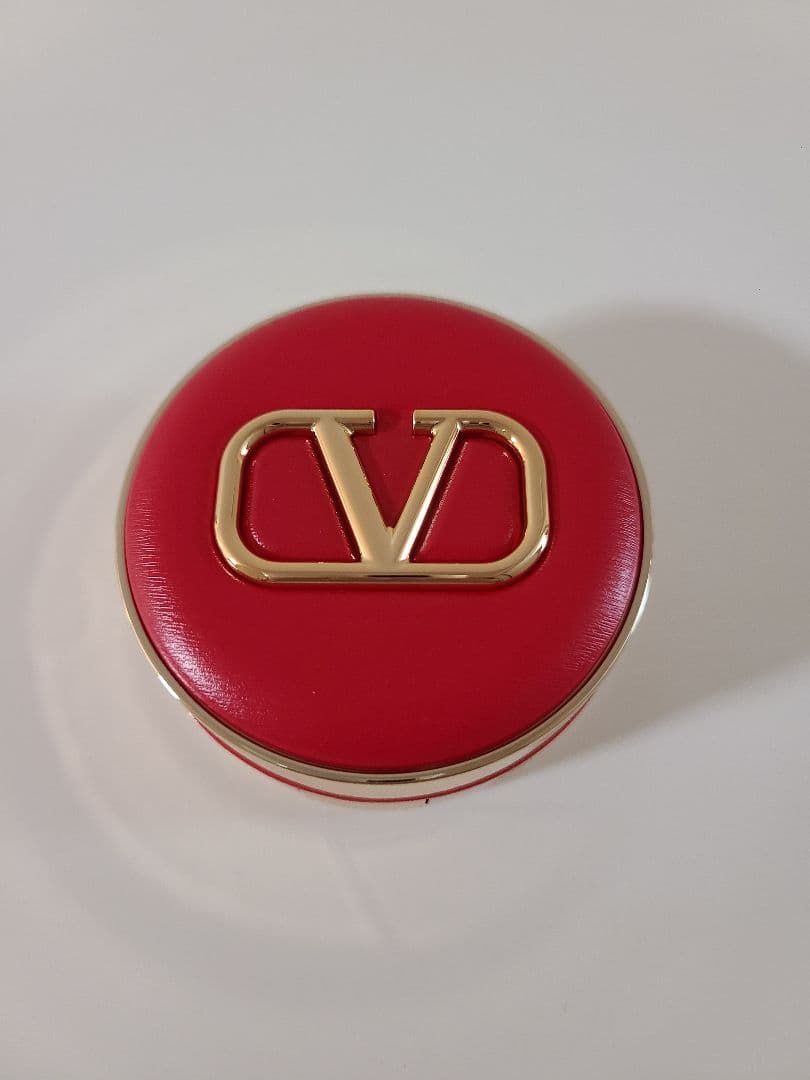 新品　VALENTINO 未開封　クッションファンデーション　ピンバッジ付
