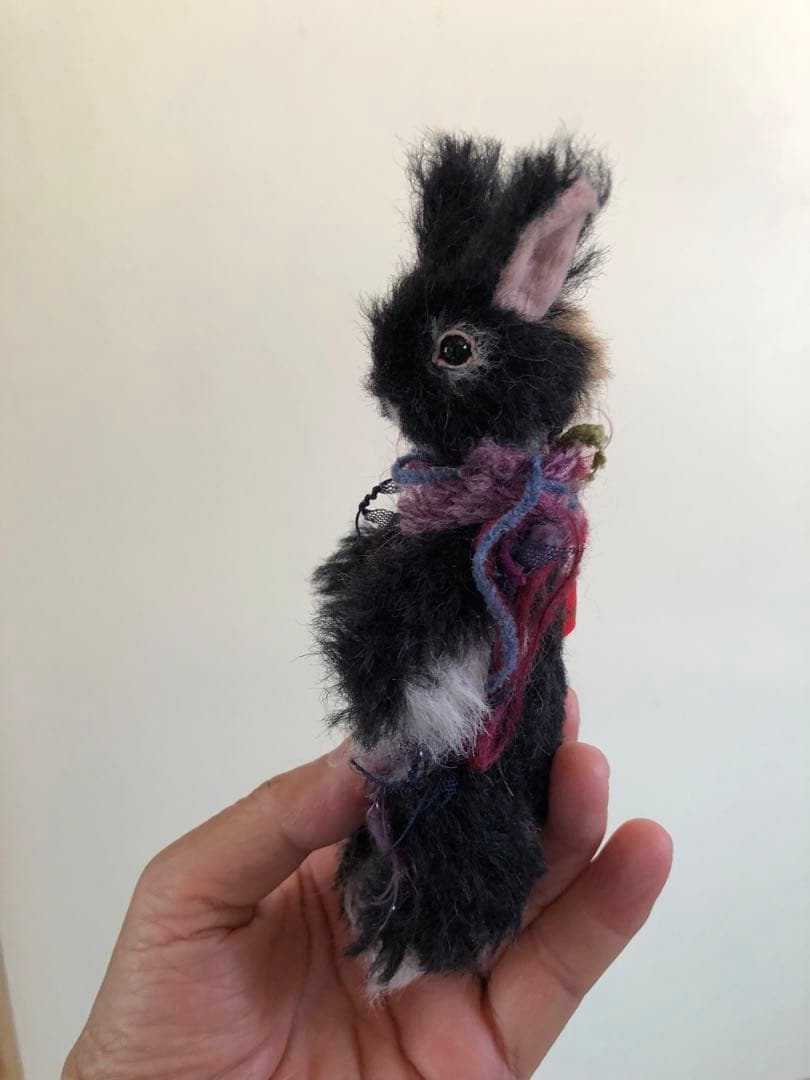 手のひらサイズの黒白ウサギぬいぐるみ