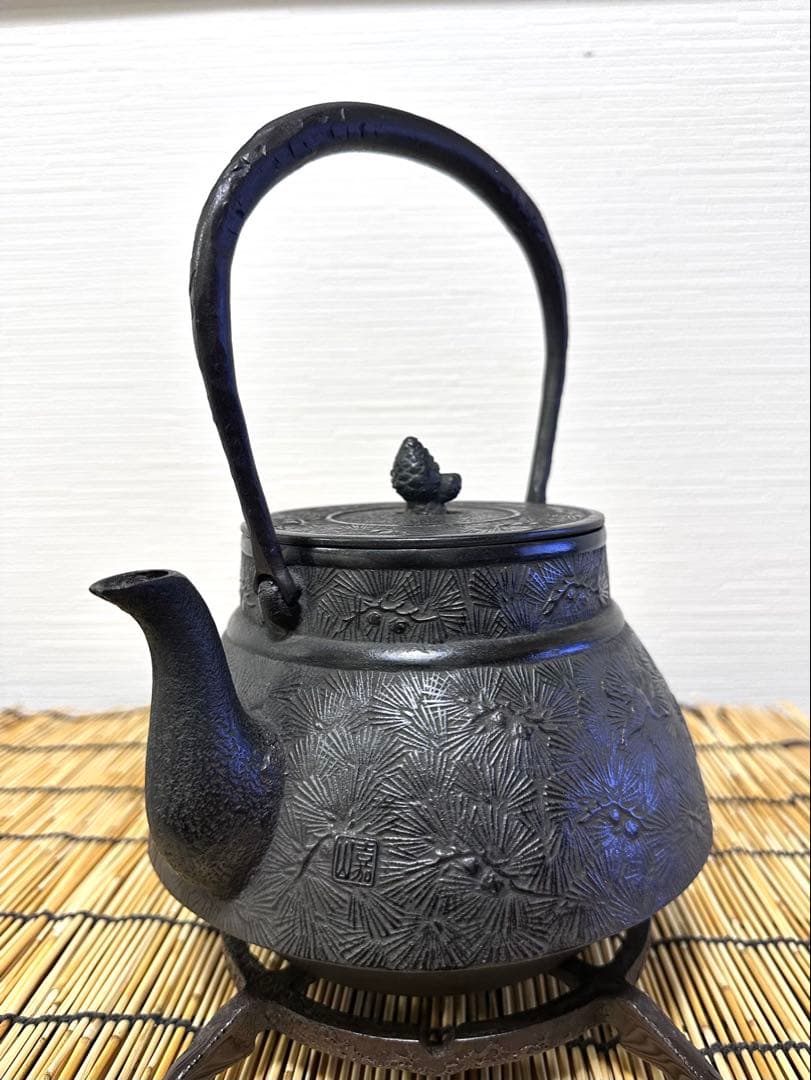 未使用品、木箱付　横倉嘉山造　１５型末紋様　 鉄瓶 しろくまくま様　売約済み