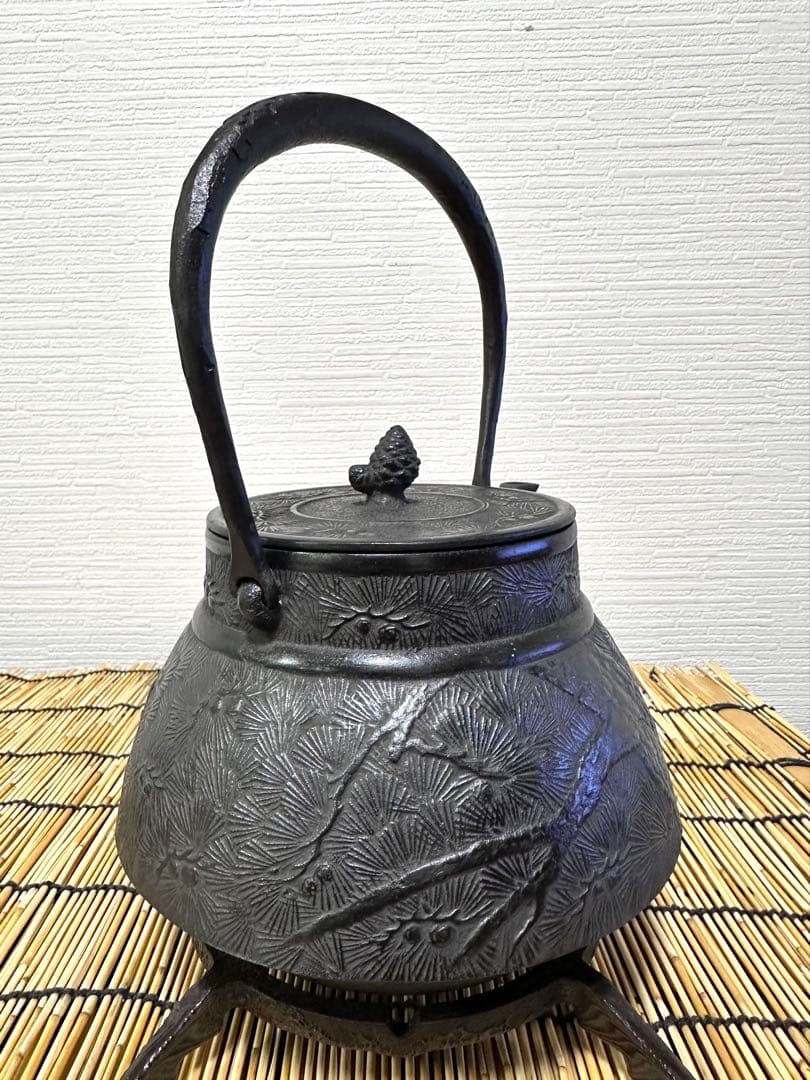 未使用品、木箱付　横倉嘉山造　１５型末紋様　 鉄瓶 しろくまくま様　売約済み