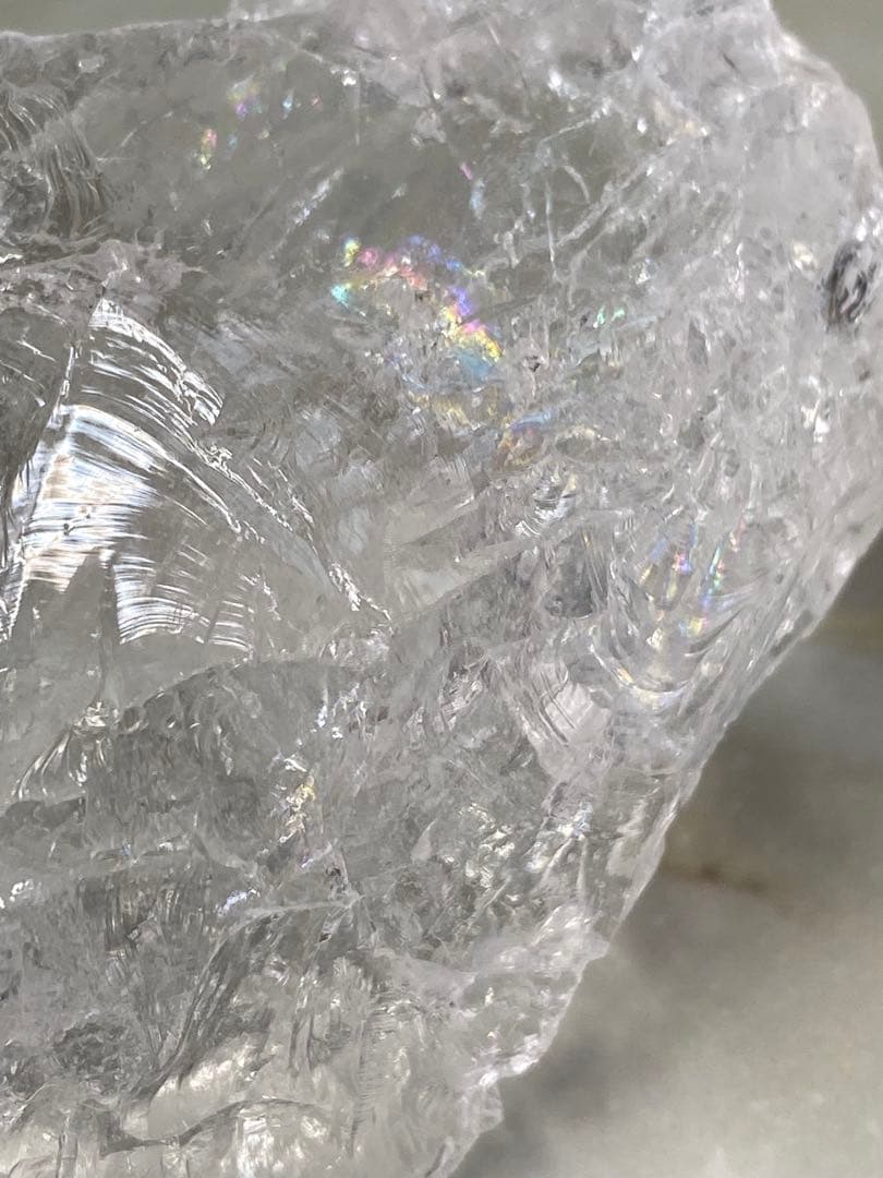 T1063-1ヒマラヤ水晶カチ割り原石虹入り　高透明度アイリスクォーツ加工材料