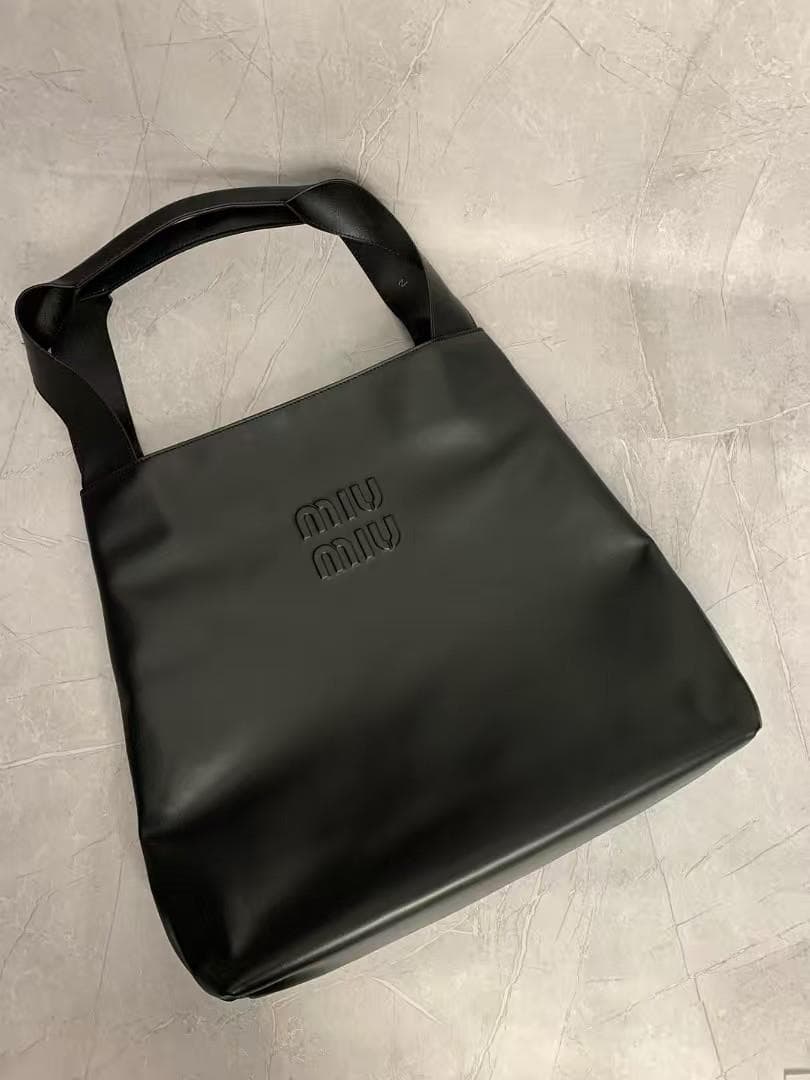 MIU ブラックレザートートバッグ