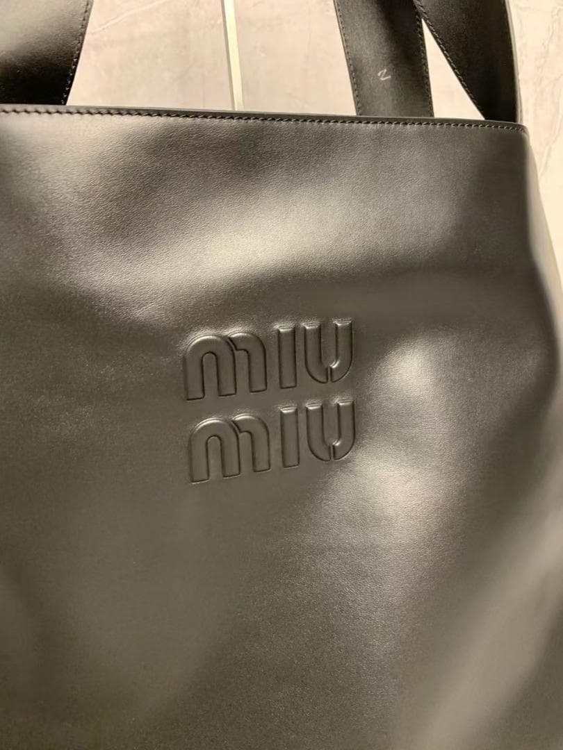 MIU ブラックレザートートバッグ