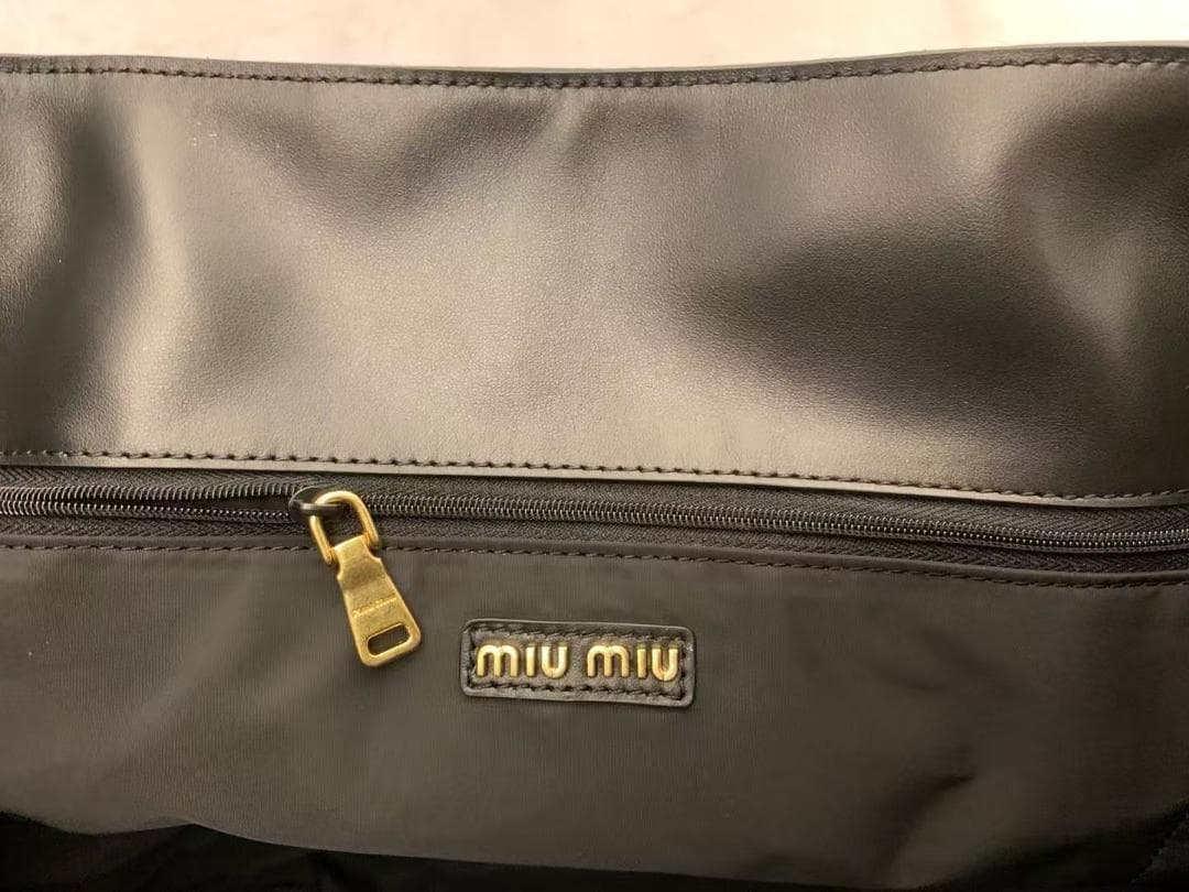 MIU ブラックレザートートバッグ