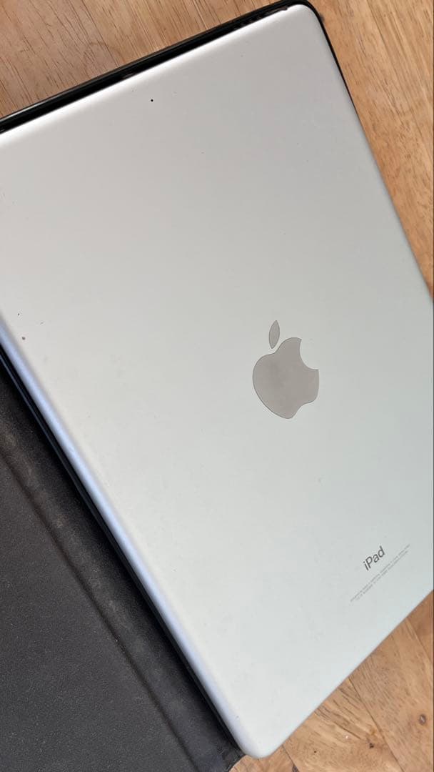 Apple iPad (第6世代) ホワイト 花柄カバー付き