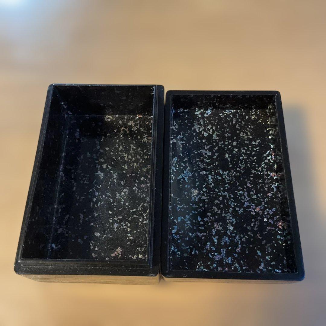 金色の花模様の漆器香合