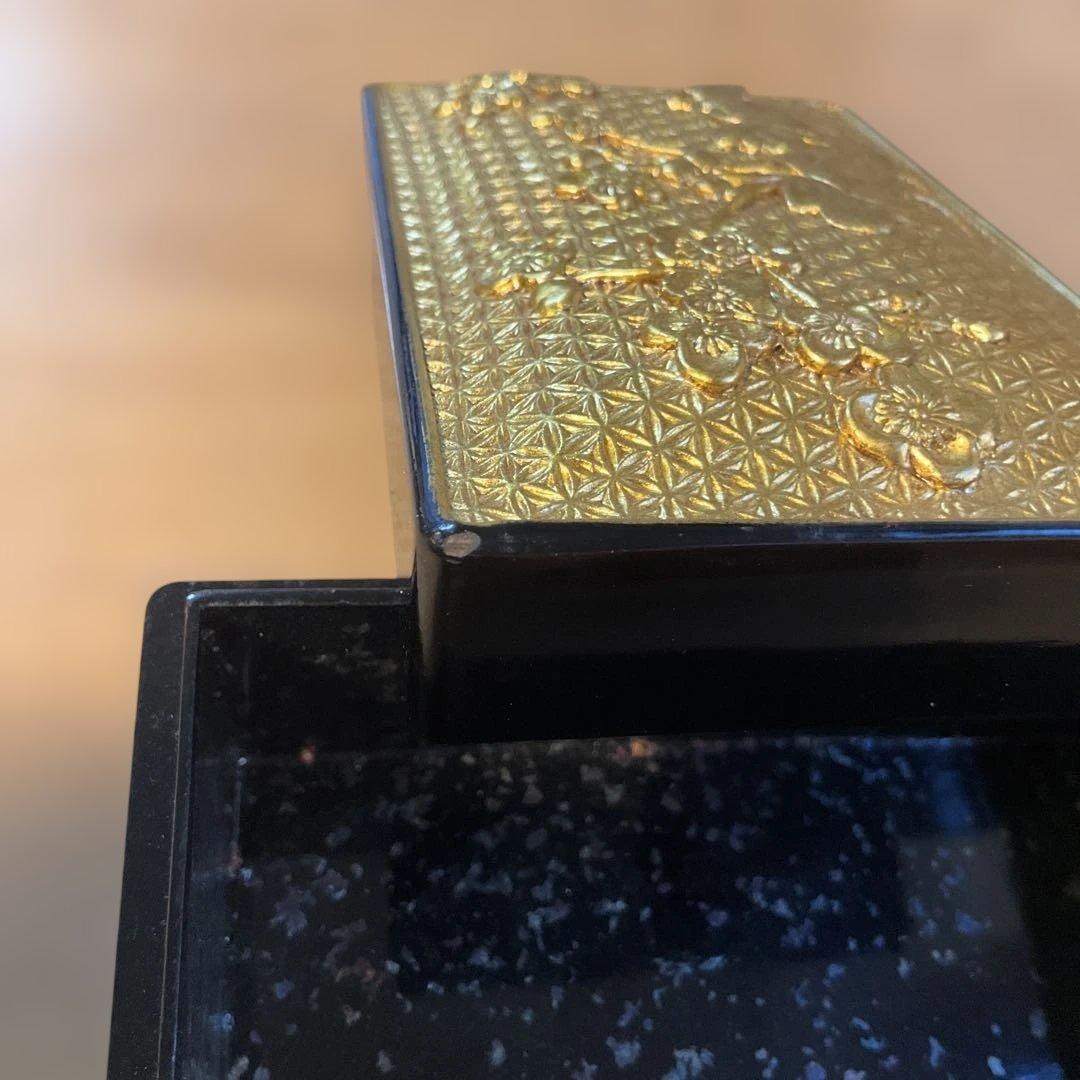 金色の花模様の漆器香合