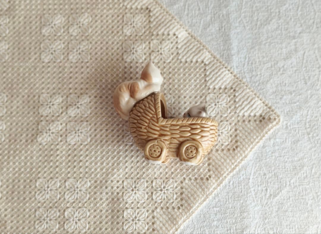 * pottery cats ୨୧* カゴのベビーカーに入った ネコちゃんたち