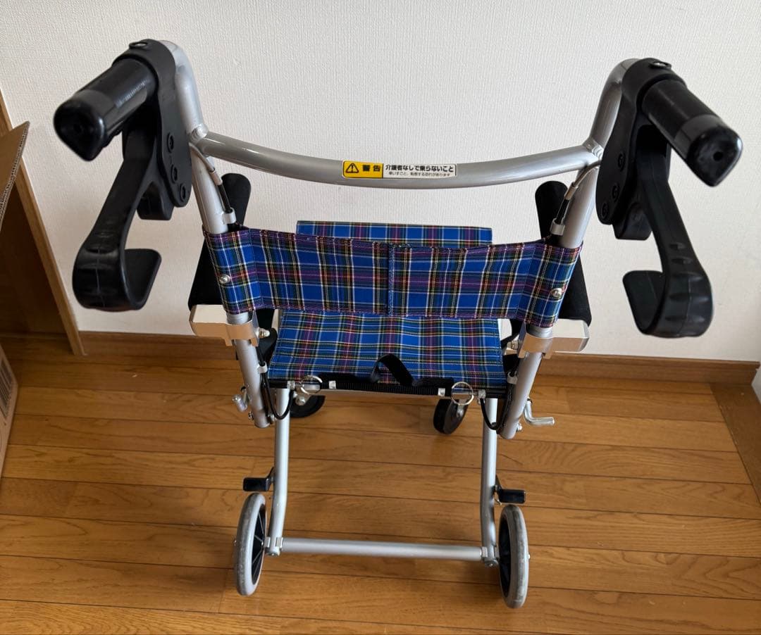 軽量　コンパクト車椅子　折りたたみ