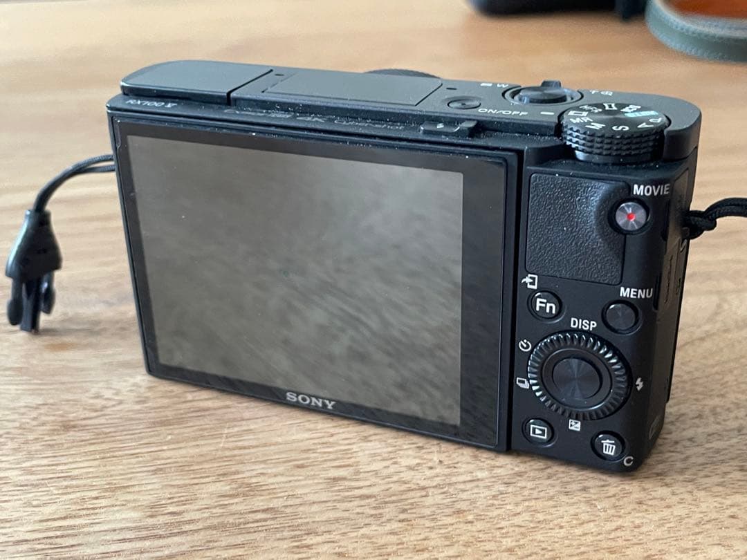 【美品】SONY RX100M5A 社外バッテリー2個と皮ストラップ&皮ケース付