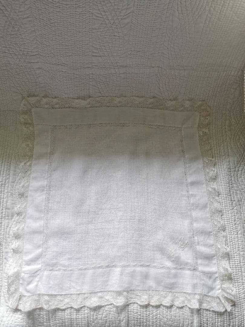 アンティークフランス 精緻な薊刺繍 イニシャル花文字ＡＢ マリアージュハンカチ