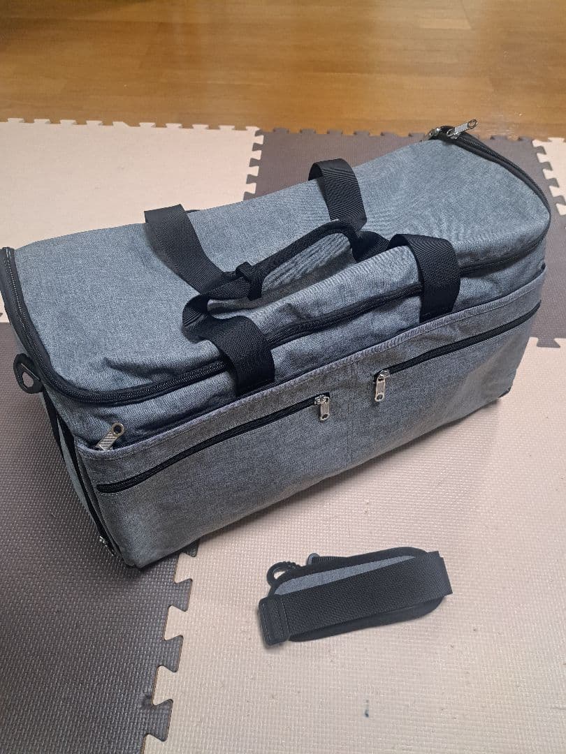 グレー ダッフルバッグ ショルダーストラップ付き