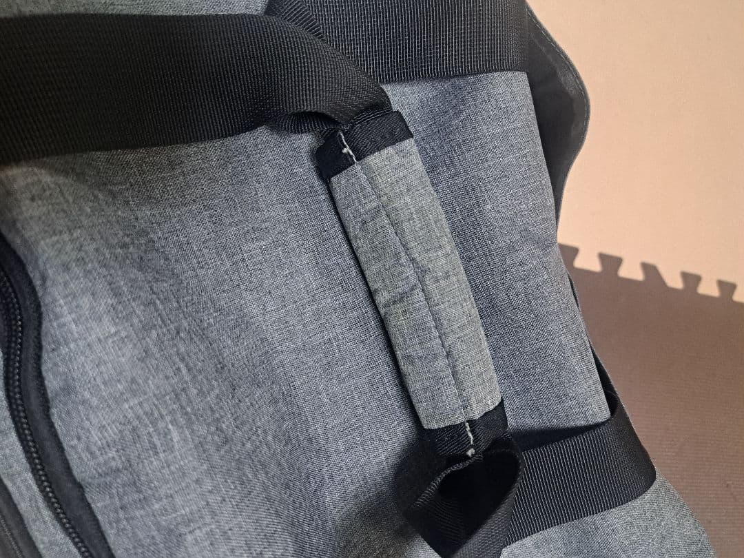 グレー ダッフルバッグ ショルダーストラップ付き