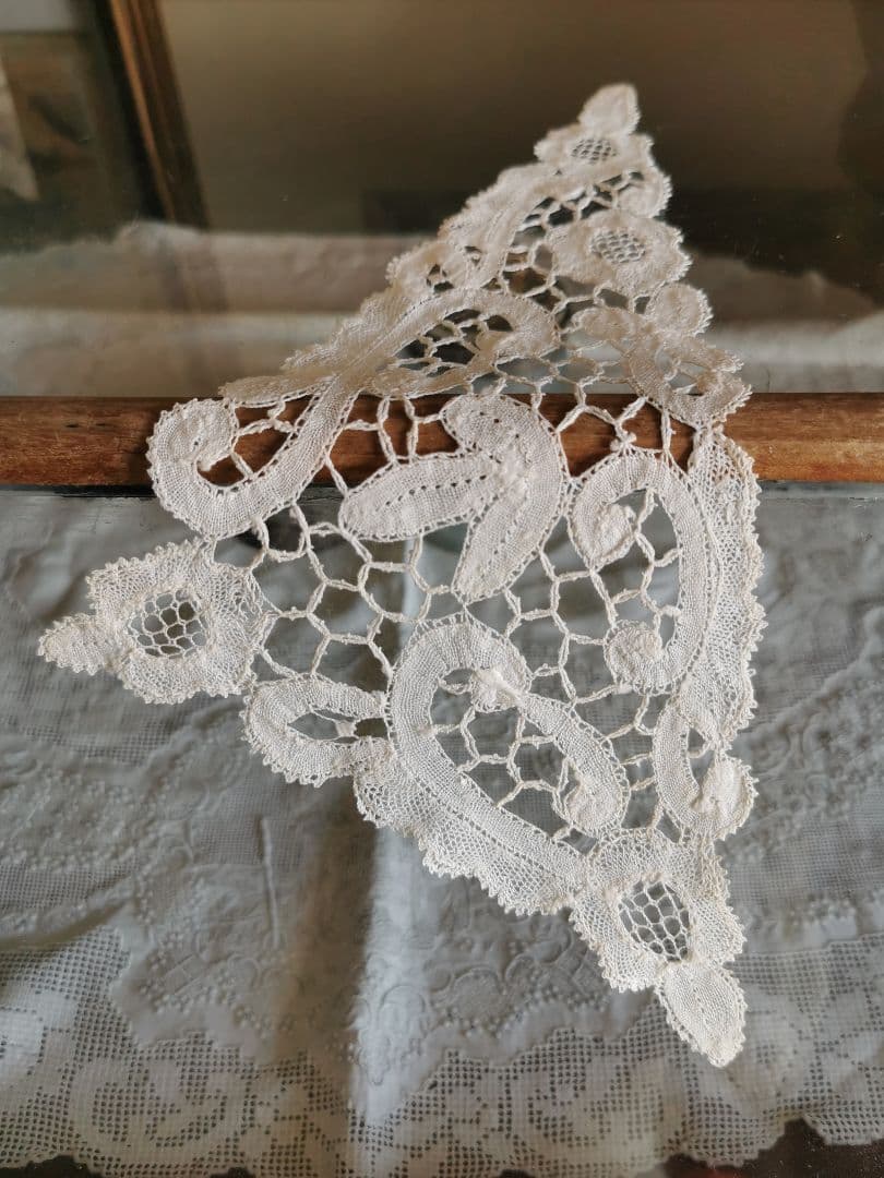 アンティーク ブルージュレース トライアングルドイリー 花と三つ葉