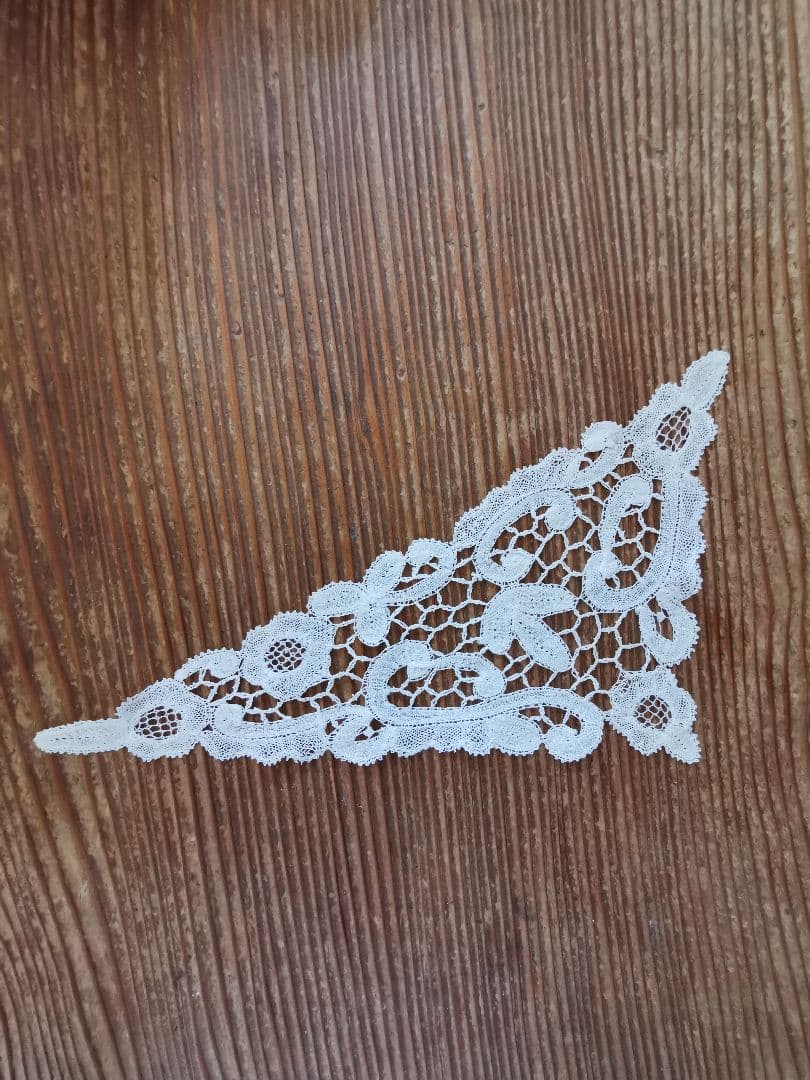アンティーク ブルージュレース トライアングルドイリー 花と三つ葉