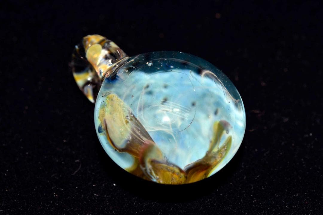 ガラスのペンダントトップ　宇宙 12223-467 とんぼ玉透明感の優る美しい