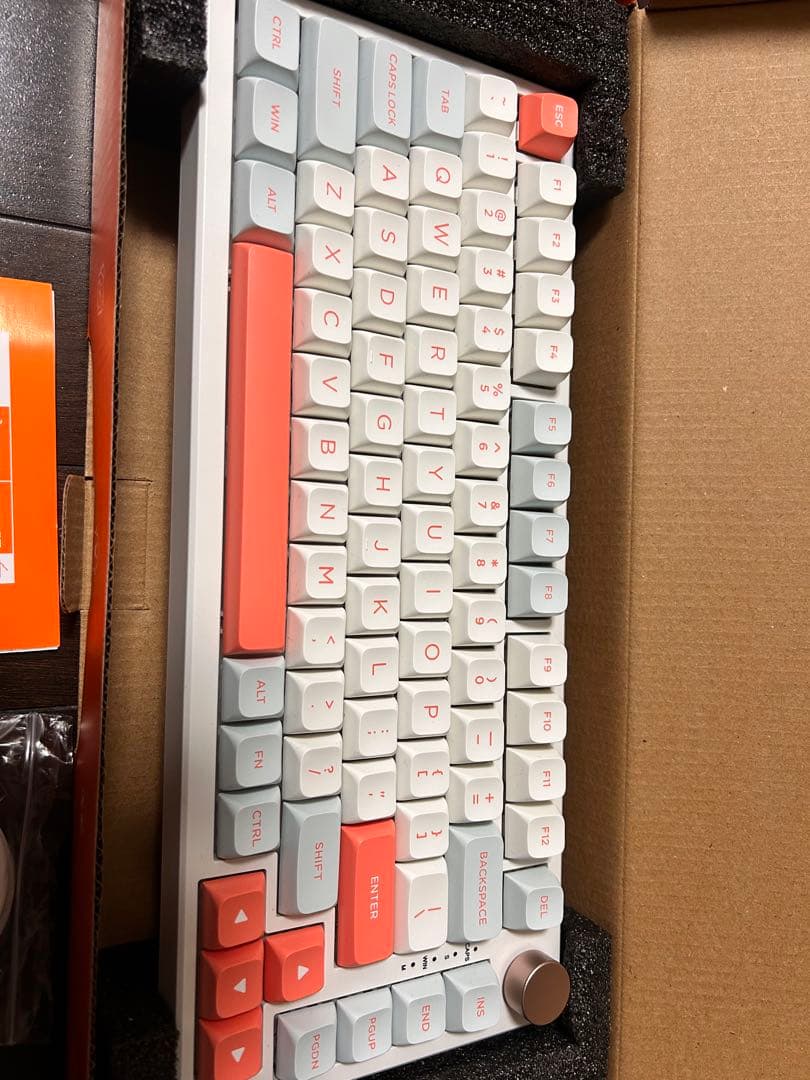 ほぼ新品】VGN 有線メカニカルキーボード｜打鍵音静かめ・ゲーム向け