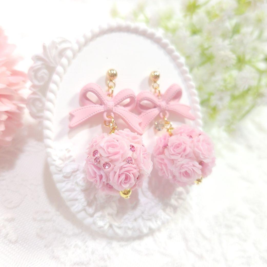 春カラー♡桜ピンク♡大ぶりステッチリボンと薔薇ボールの立体ピアス♡