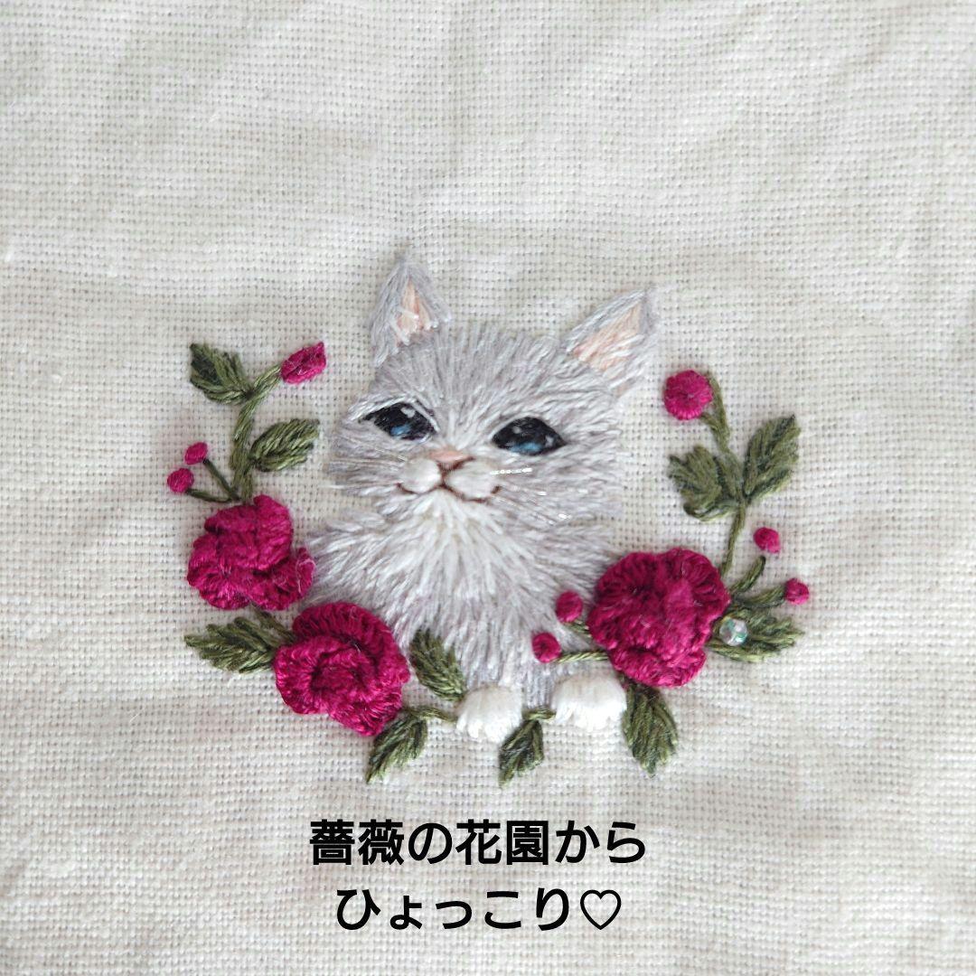 手刺繍入ちっちゃなぺたんこトートバック【グレイ猫と赤いバラ】