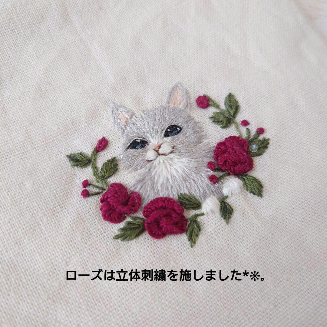 手刺繍入ちっちゃなぺたんこトートバック【グレイ猫と赤いバラ】