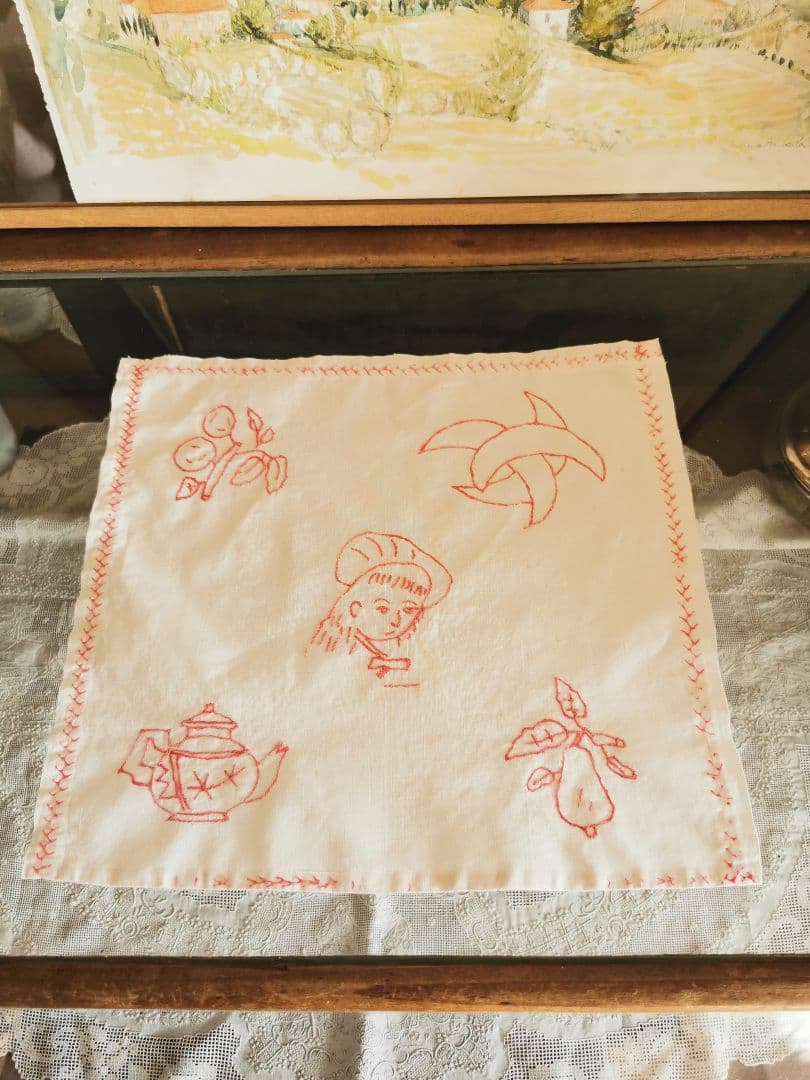 アンティーク赤糸刺繍 子供と果実とポットの可愛いエンブロイダリー リネンクロス