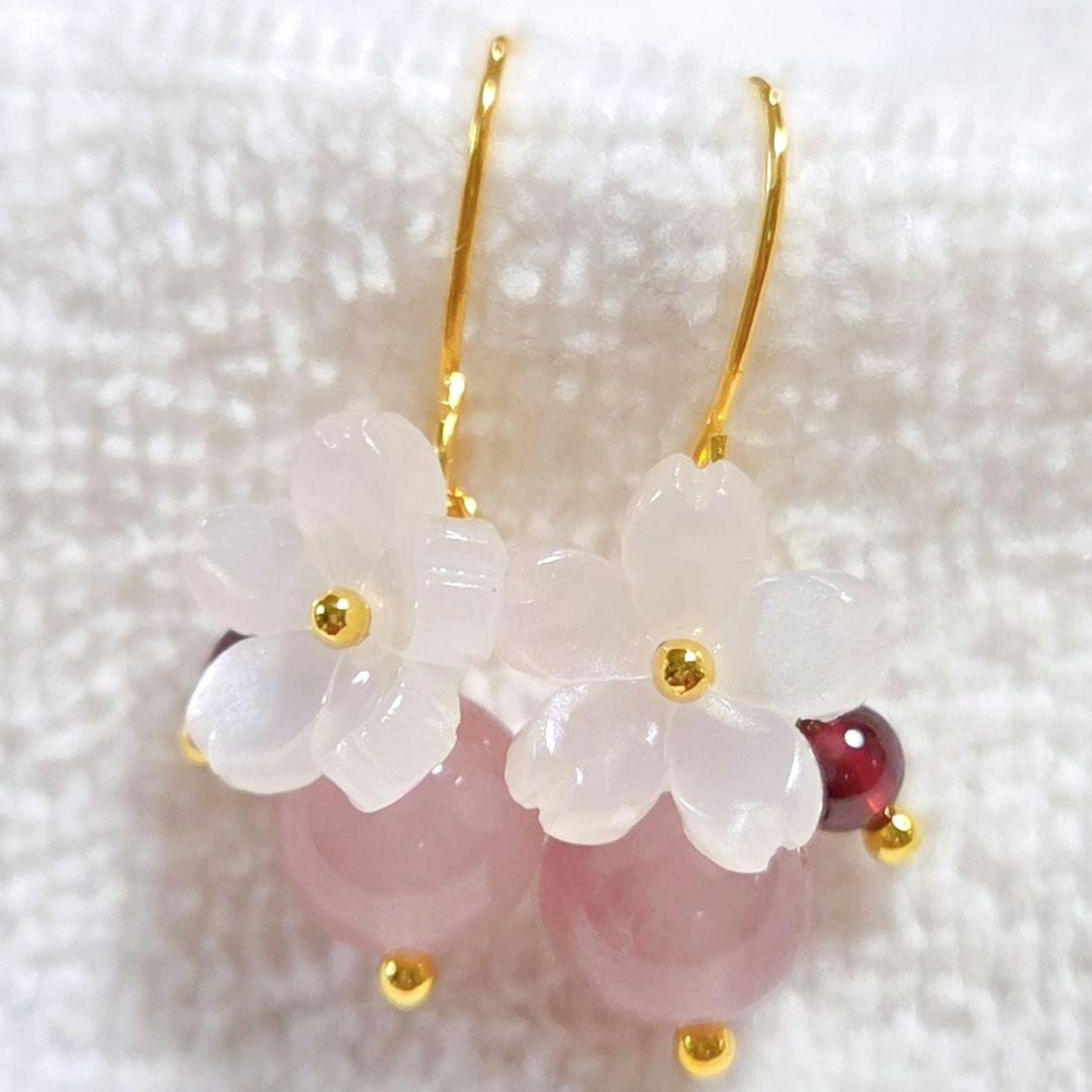 桜とパープルローズクォーツとガーネットのピアス