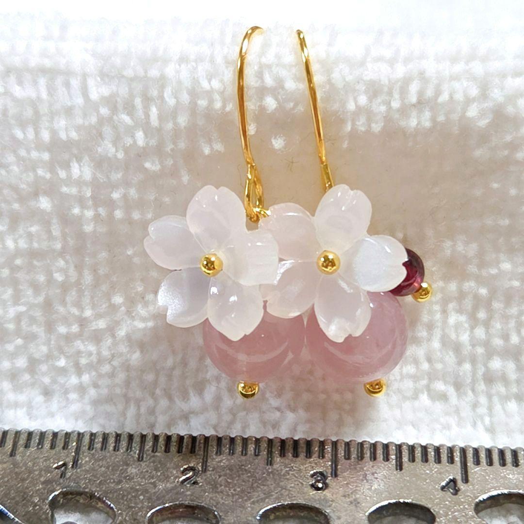 桜とパープルローズクォーツとガーネットのピアス