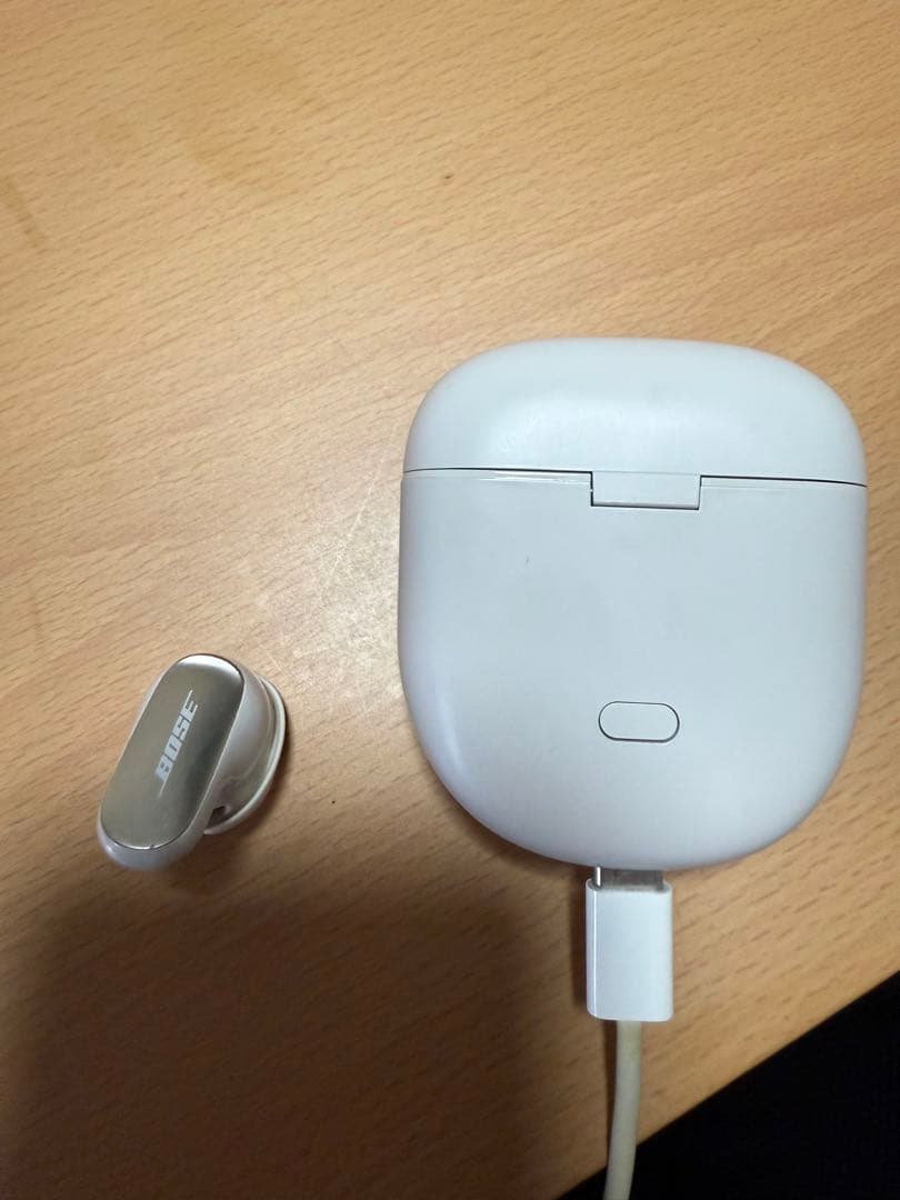 Bose QuietComfort Ultra Earbuds充電ケースと左耳
