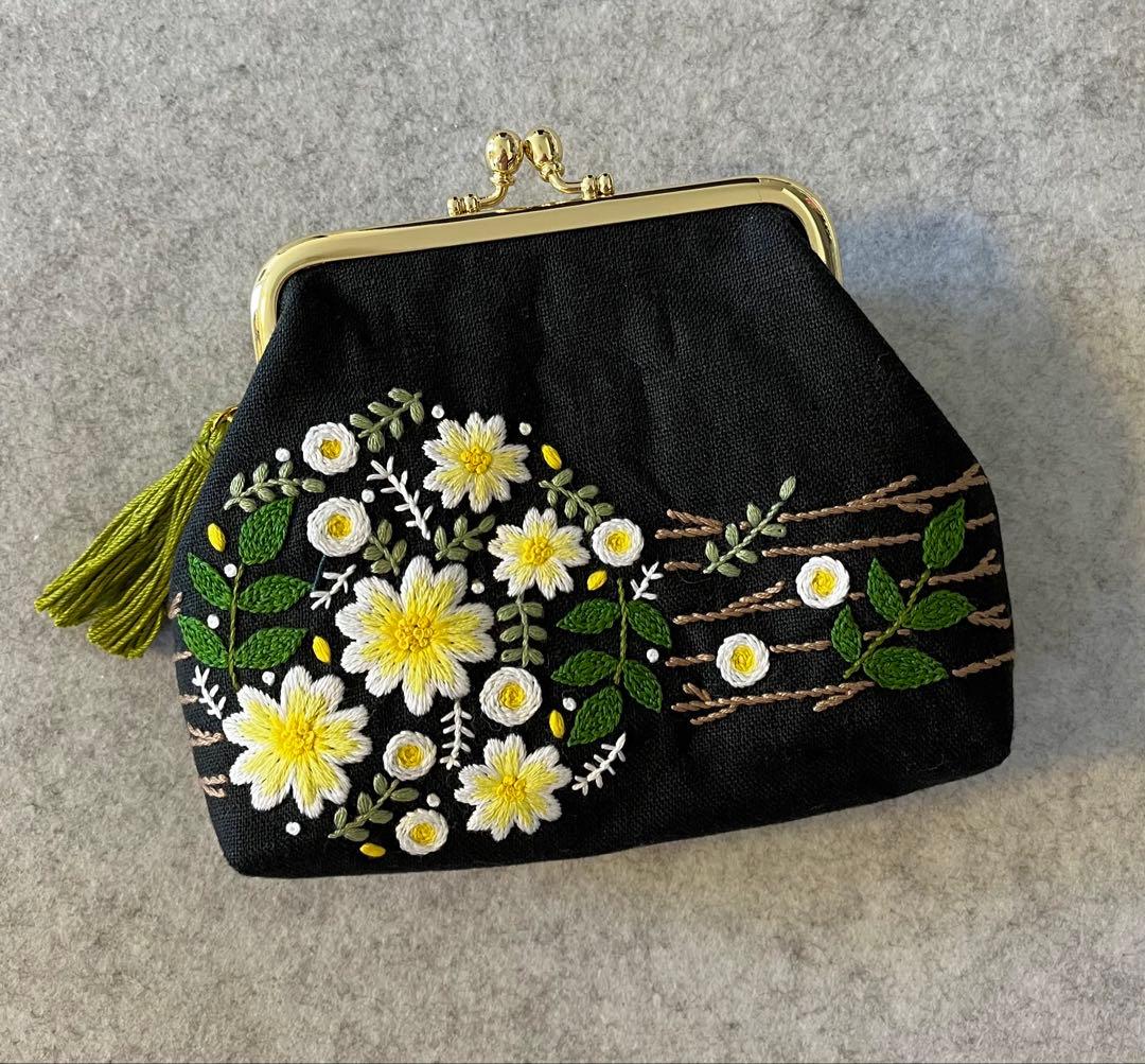 ハンドメイド　手刺繍　がま口ポーチ☆ まりもです