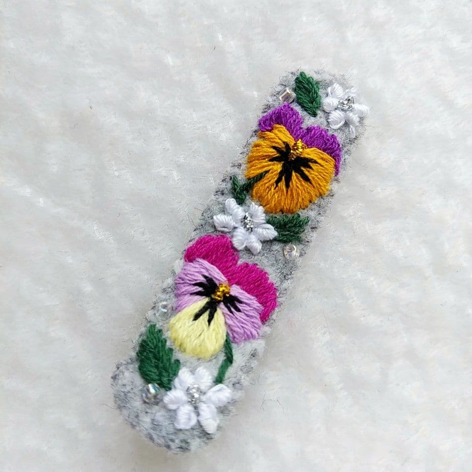 グレーパンジー刺繍☆5センチヘアクリップ