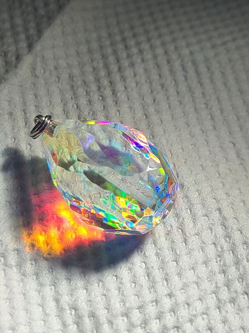 モナジー工房 虹の結晶 ビビッド涙型ラフカット ペンダントトップ