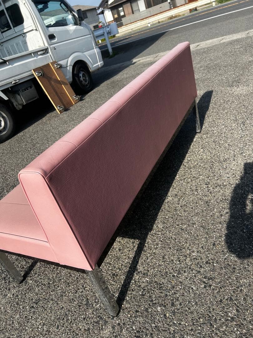 ①ピンク合成皮革ロビーチェア